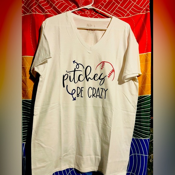 Large V-neck tshirt “pitches crazy” - Picture 2 of 3